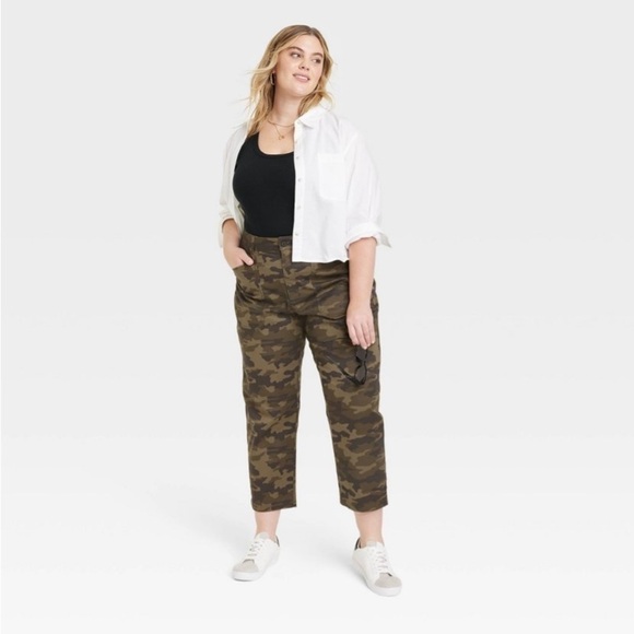 Women's High-Rise Barrel Leg Pants -
Universal Thread™" Camo 17 = XXL new - Picture 4 of 10